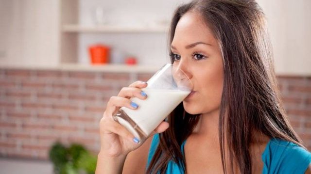 دراسة – الحليب كامل الدسم أكثر فائدة من قليل الدسم ولا يسبب زيادة الوزن