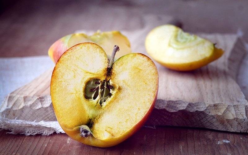 إليكم ما يحدث عند تناولكم الفواكه المتعفنة