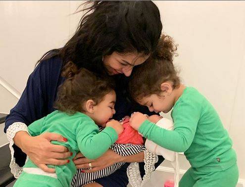 بالصور - طفلة ريما فقيه تأسر القلوب بجمالها.. نسخة عن والدتها