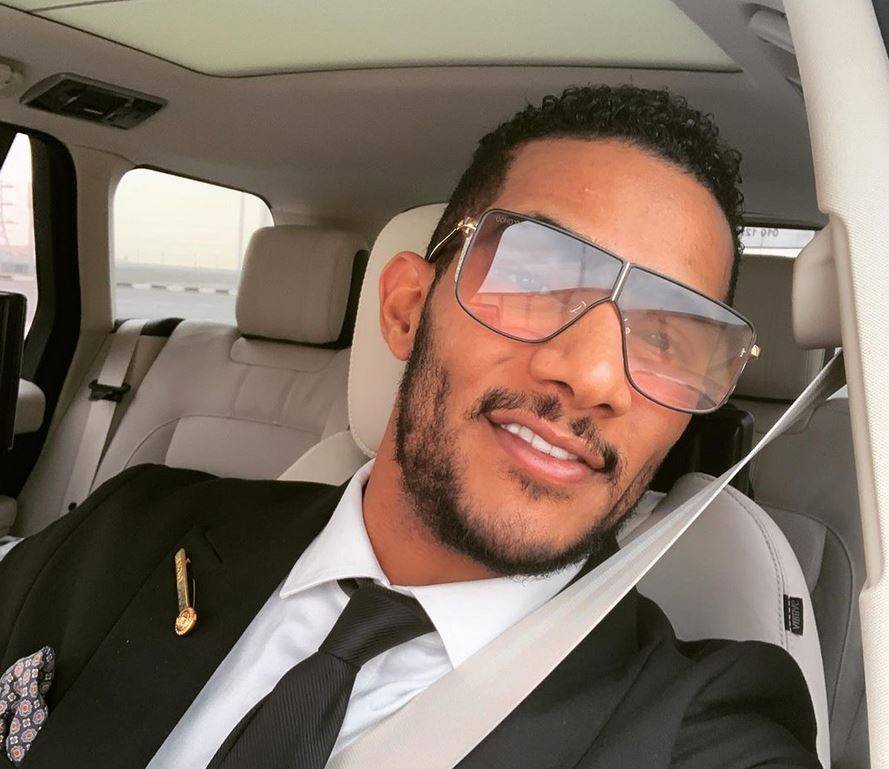 بالفيديو- طفل سعودي يقلد حركات محمد رمضان أمامه بطريقة طريفة جداً