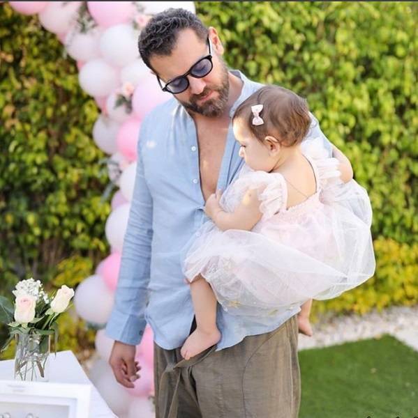 بالفيديو- عمرو يوسف: منذ قدوم ابنتي حياة أنام في غرفة وكندة في غرفة