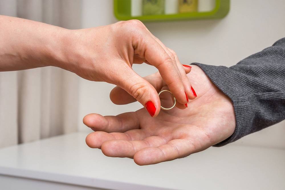 بالصورة – زوج فنانة عربية يطالبها بالعودة إليه بعد طلاقهما