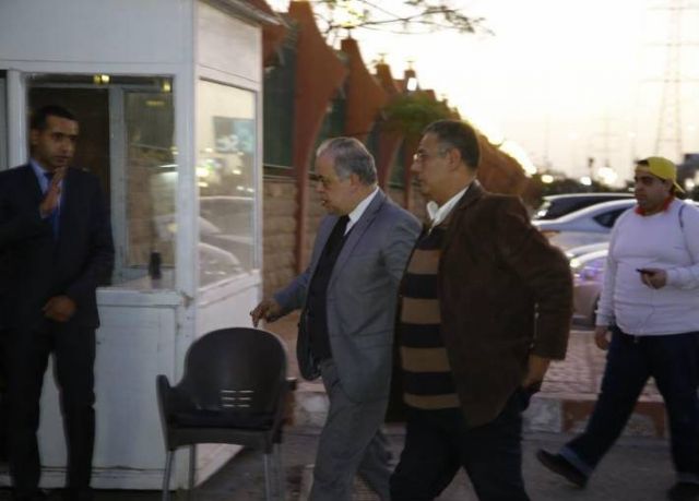 أشرف زكي في طريقه للعزاء