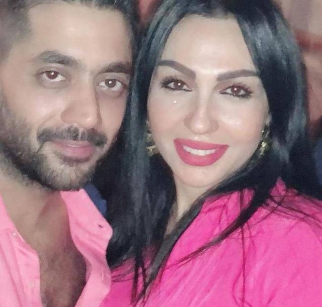 أحمد فلوكس حذف صورته مع فتاة أعلن ارتباطه بها (1)