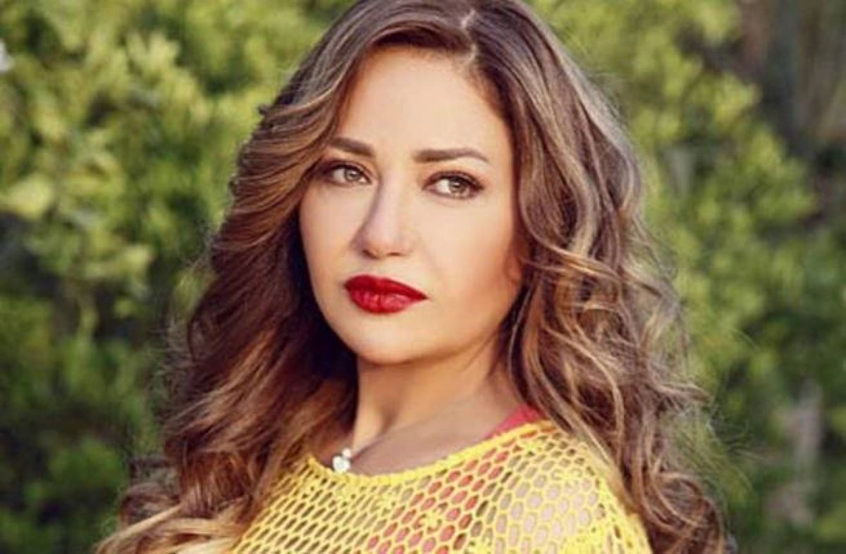 نجوم يتضامنون مع الطيار الموقوف بسبب محمد رمضان وفي مقدمتهم ليلى علوي