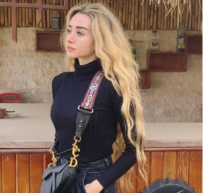 هنا الزاهد تستفز والدة أحمد فهمي بنشر صورة لنجوم وسيمين