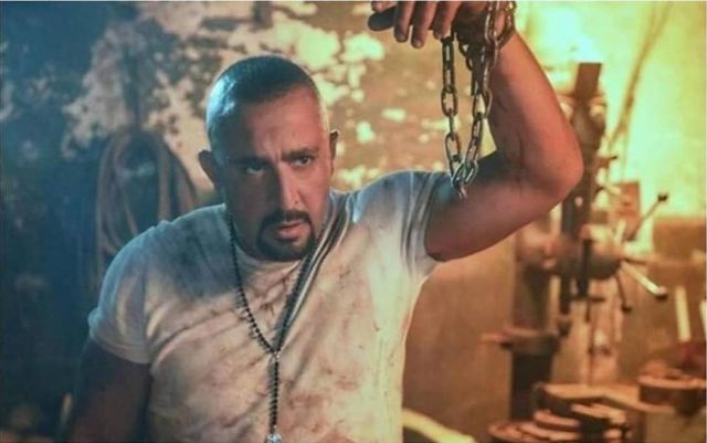 أحمد السقا يتسبب في كسر أنف مصمم معارك