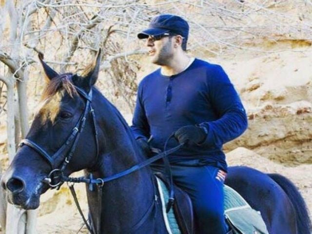 بالفيديو - أحمد السقا يستعرض مهارته في ركوب الخيل