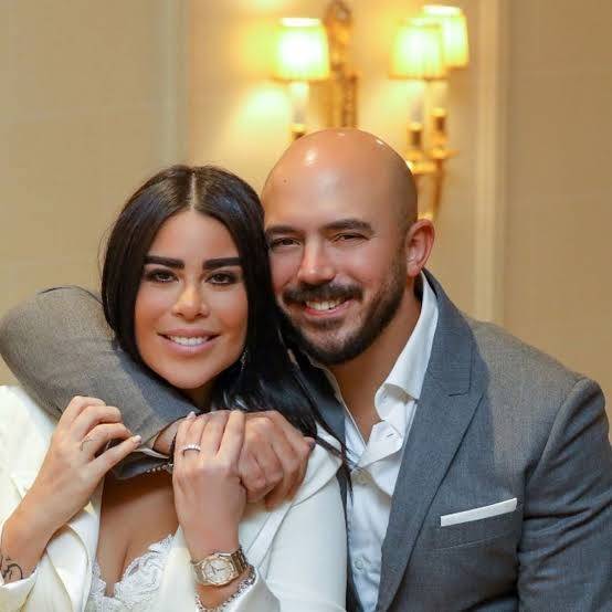 زوجة محمود العسيلي تثير الجدل بصورتها وسخريتها منه