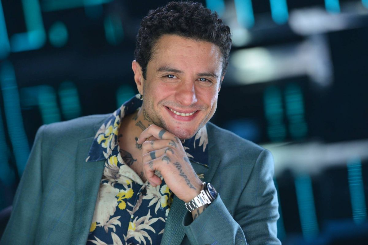 بالفيديو - أحمد الفيشاوي يتجاهل الانتقادات ويستمتع بطريقته الخاصة