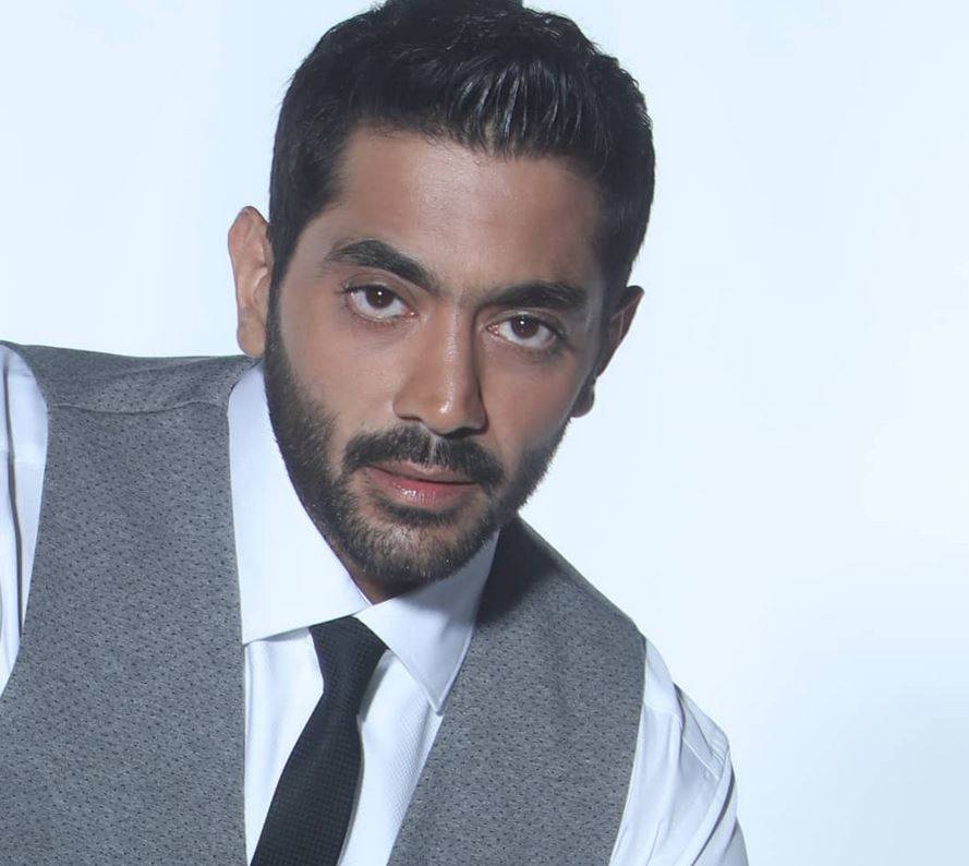 بالصور – أحمد فلوكس في لقطة رومنسية مع فتاة ويتجاهل الأسئلة عن هويتها