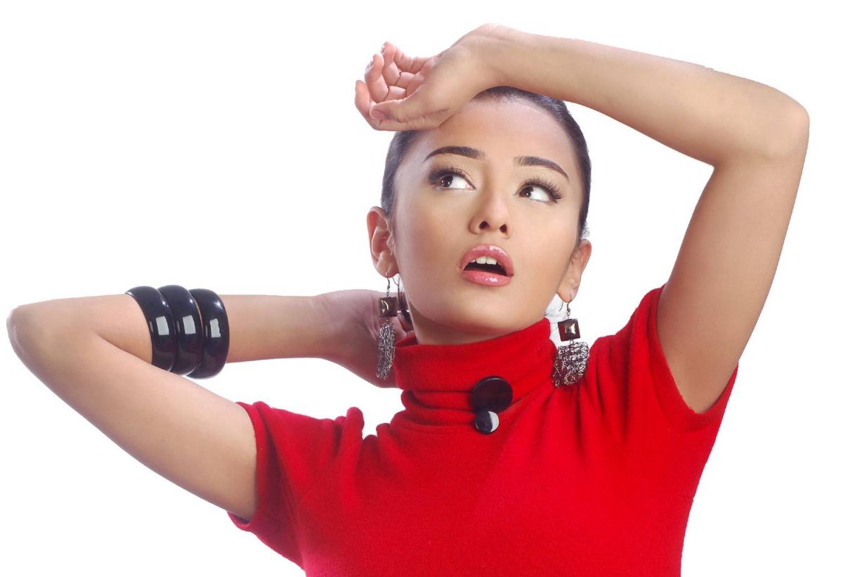 راندا البحيري تثير الجدل بفستان زفاف وتتحدث عن الحب