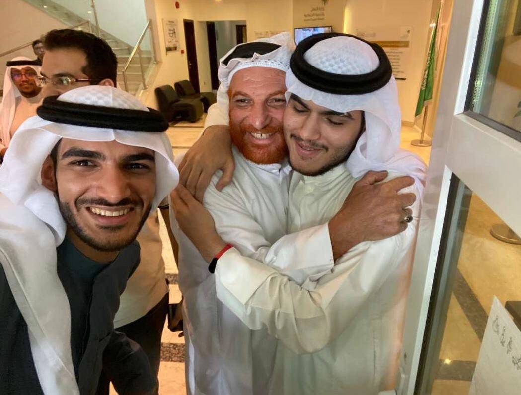 بالفيديو - لقاء مؤثر بين سعودي وابنه المخطوف منذ 20 عاماً