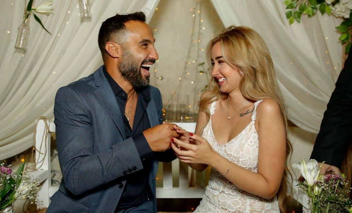 بصورة غريبة أحمد فهمي يهنئ زوجته هنا الزاهد بعيد الحب