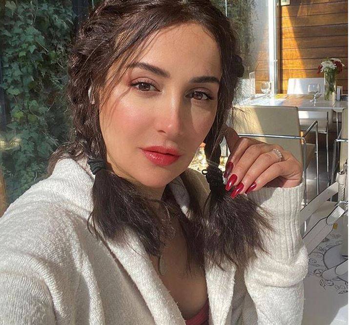 بالفيديو – كندة حنا تتحدى الثلج وتمارس الرياضة بملابس كاشفة