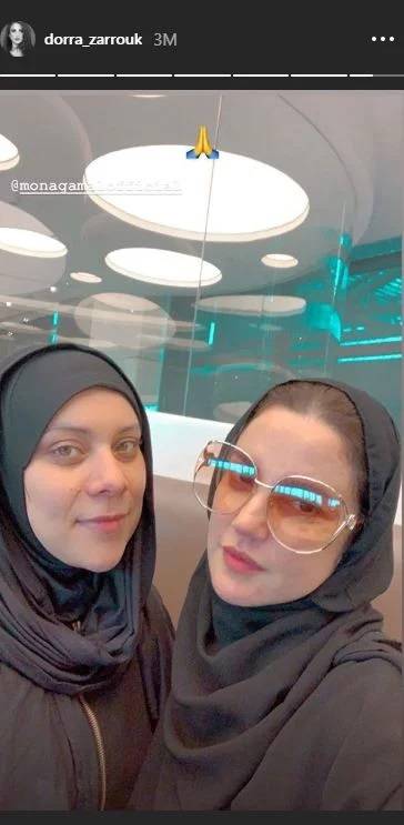 درة مع إحدى صديقاتها أثناء تأدية العمرة