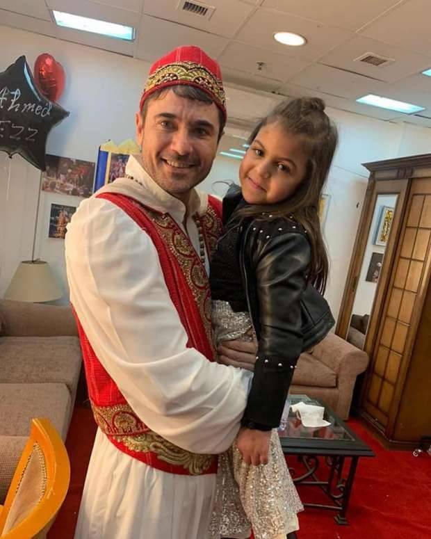 بالصور - أحمد عز يستجيب لطلب فتاة من ذوي الحاجات الخاصة