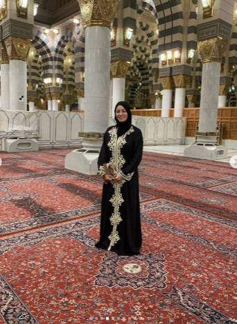 بالصور- نرمين الفقي تؤدي العمرة