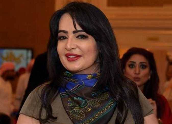 بالفيديو - بدرية احمد ترد بسخرية على منتقدي تدخينها على المسرح