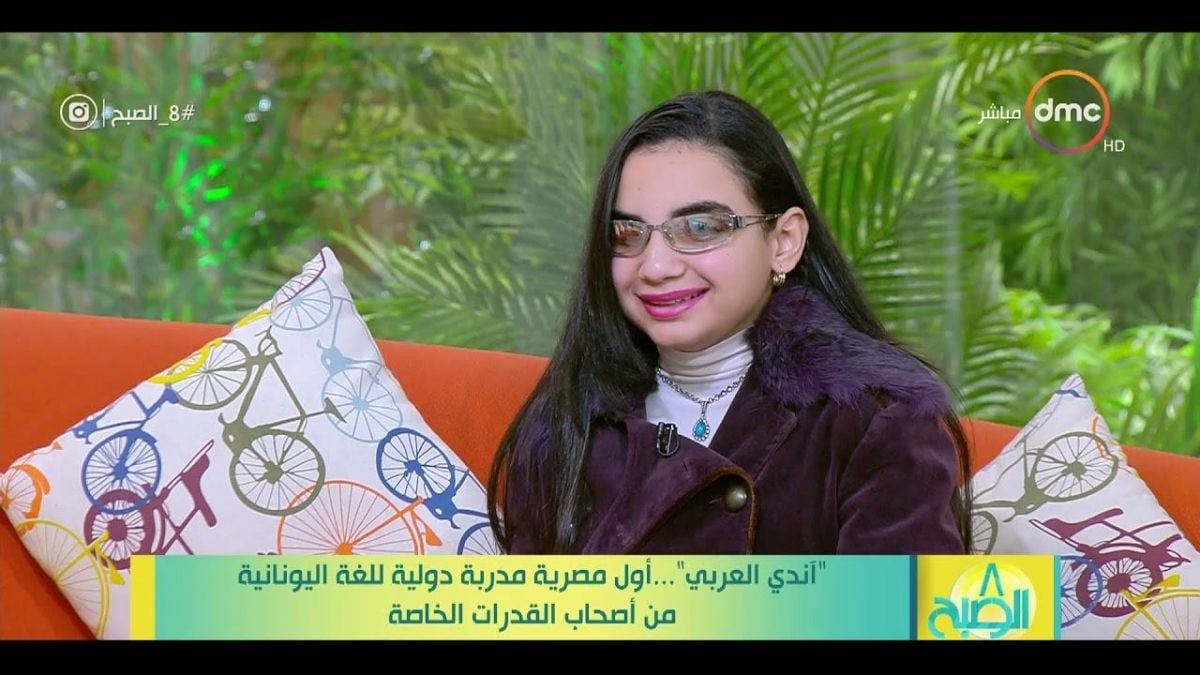 بالفيديو - فتاة كفيفة تتحدى ظروفها القاسية وتصبح أول مدربة للغة اليونانية