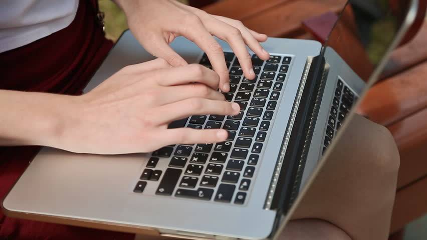 بالفيديو – نجمة سعودية تهين متابعاتها... 