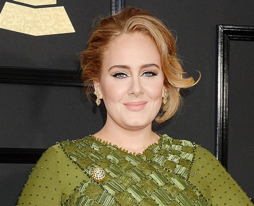 تسريب صور لأديل بملامح مخيفة... عبوس وغضب وتعرّق