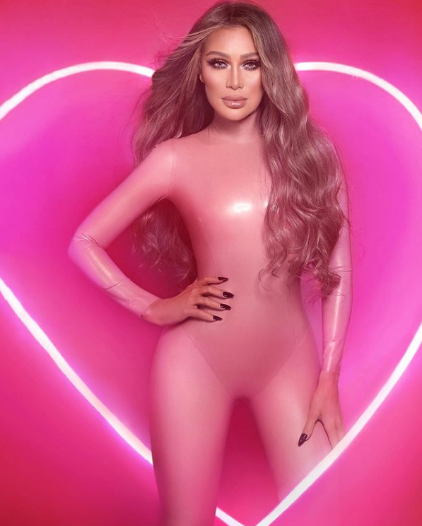 مايا دياب بالـLatex الزهري: نوعي المفضل