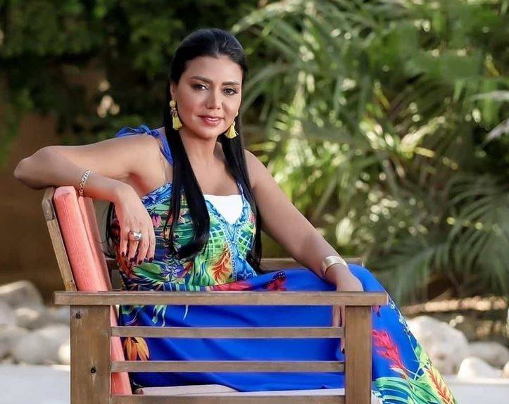 بالصور – الأنظار تتوجه مجدداً إلى فستان رانيا يوسف في مهرجان أسوان