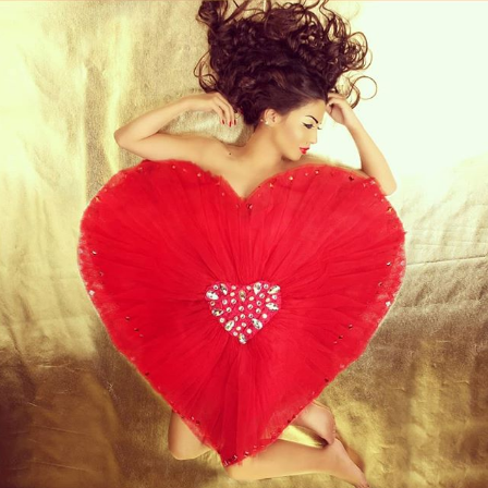 بالصور - دوللي شاهين تحتفل بالحب حافية القدمين