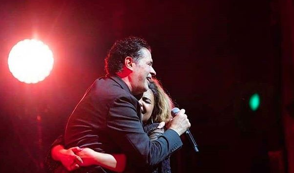 بالفيديو - معجبة تحتضن راغب علامة وتبكي بشكل هيستيري