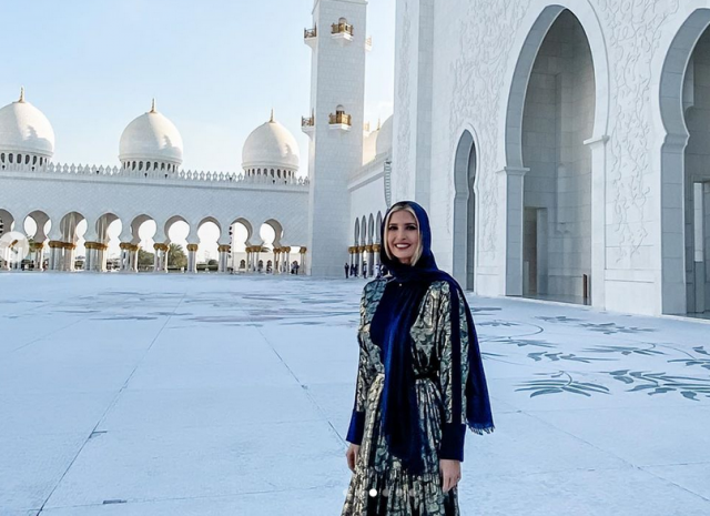 بالصور –  إيفانكا ترامب تختار علامة عربية لتوقيع أناقتها المحتشمة في الإمارات