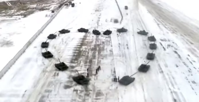 بالفيديو - ضابط روسي يطوّق حبيبته بالدبابات لطلب يدها في عيد الحب