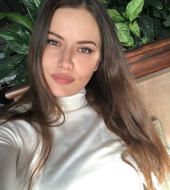 الموت يخطف والد فهرية إيفجن وهي تنهار