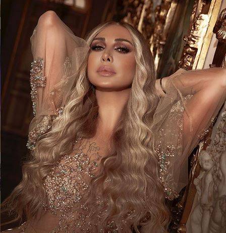 بالفيديو - صيحة جديدة.. جويل ماردينيان تحلق جزءا من شعرها بمكنة الحلاقة