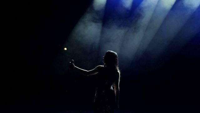 اعتقال والد فنانة بتهمة تعنيف زوجته... تهديد بالسكين وألفاظ نابية