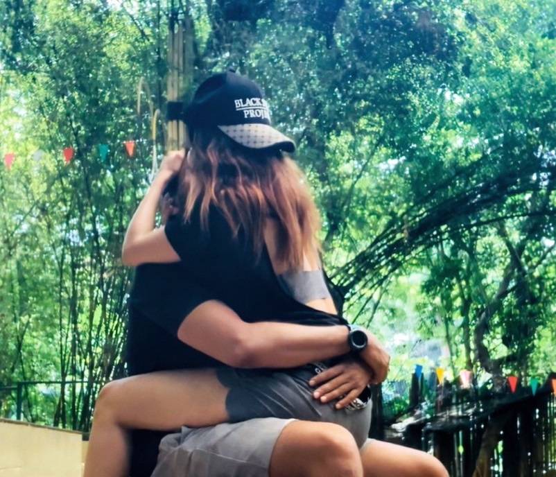 غضب ضد سعودية بسبب صورة جريئة مع زوجها