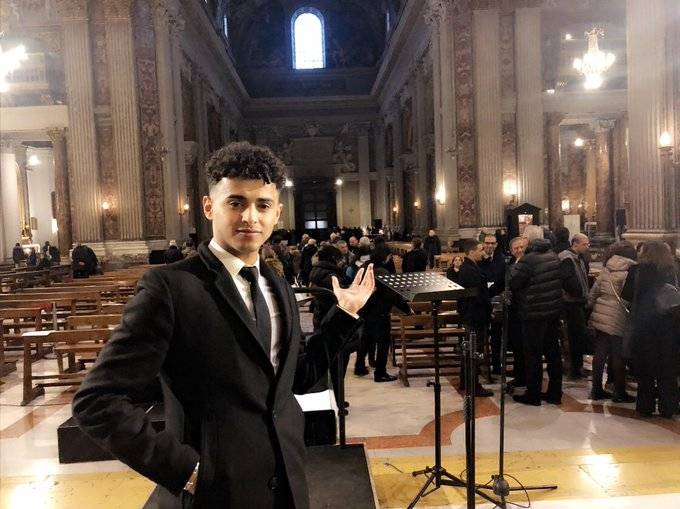 بالصورة – تعرفوا إلى فنان الأوبرا السعودي الذي غنى في كنيسة