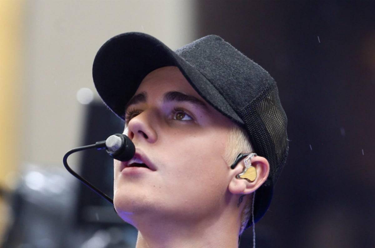 بالصورة – جاستن بيبر بحالة غير طبيعية في الشارع بسبب الإدمان