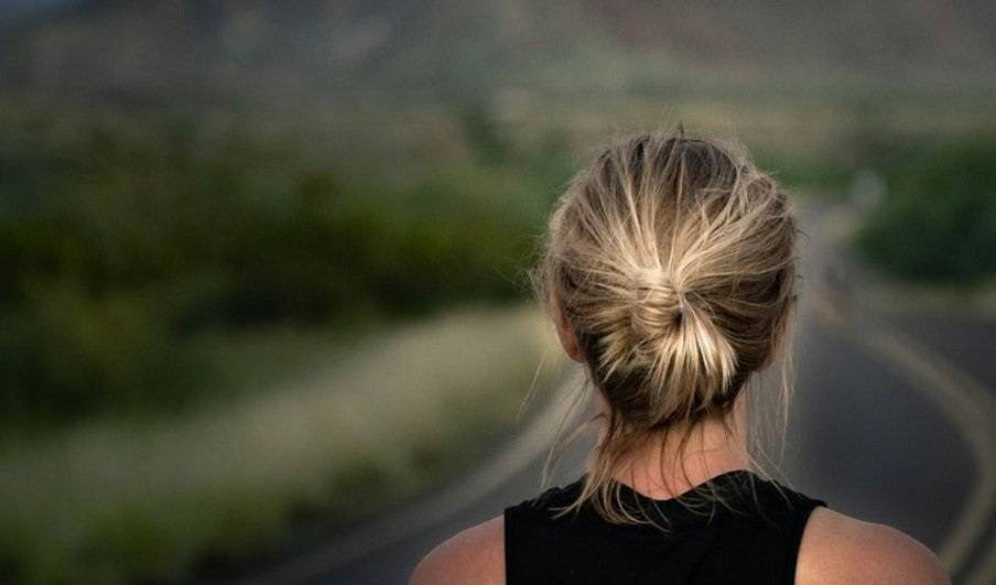 بالصورة – نجمة شهيرة تسخر من شعرها المشعث وتشبه نفسها بالقطة