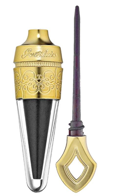 أقلام كحل ملونة لنظرة آسرة