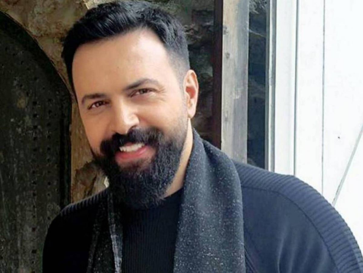 في صورة قديمة – جمال والدي تيم حسن يشغل متابعيه