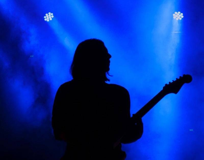 فنان عربي يقتحم منزل زوجته بعد انفصالهما في حالة سكر