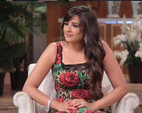 ياسمين عبد العزيز تتعرض لنزلة برد بسبب ملابسها الخفيفة