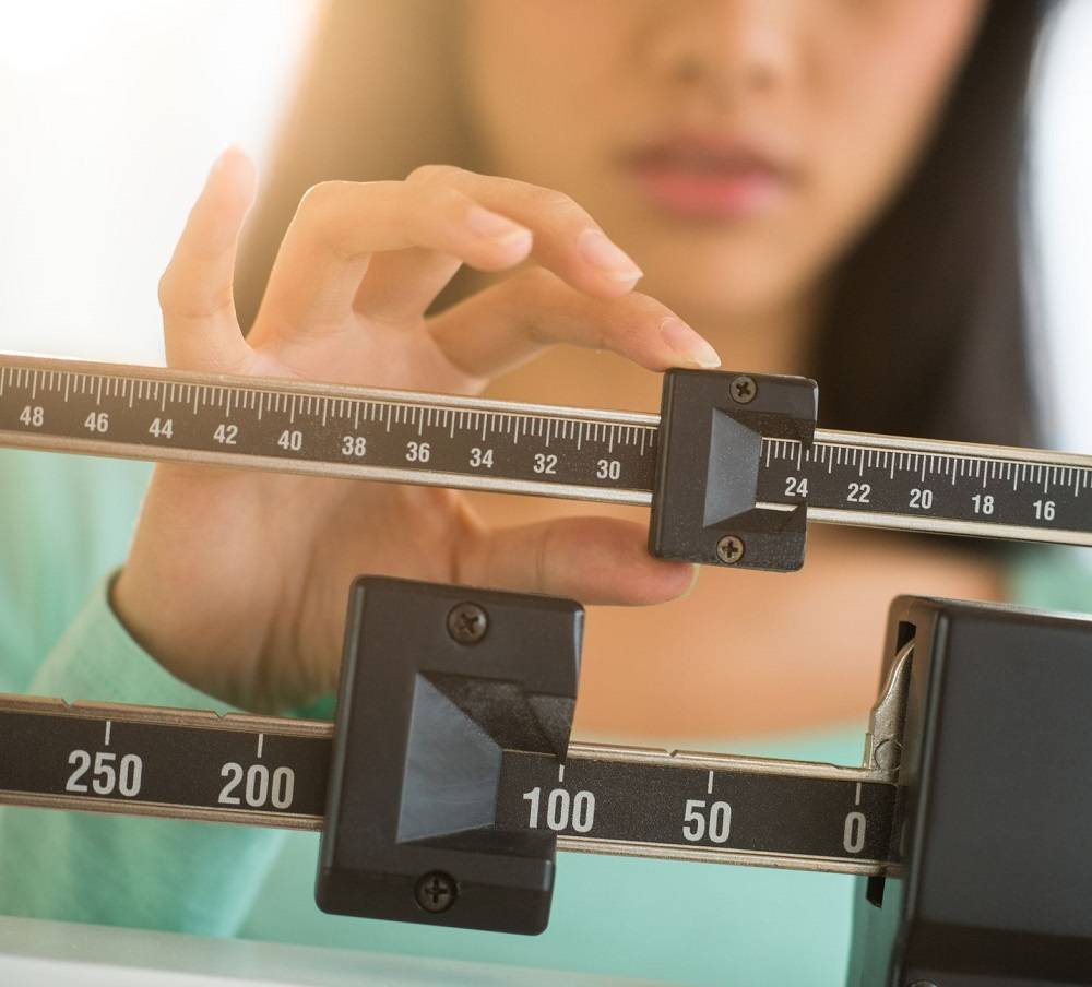 بالفيديو - إعلامية خليجية تتحدى بامتلاء جسمها: 