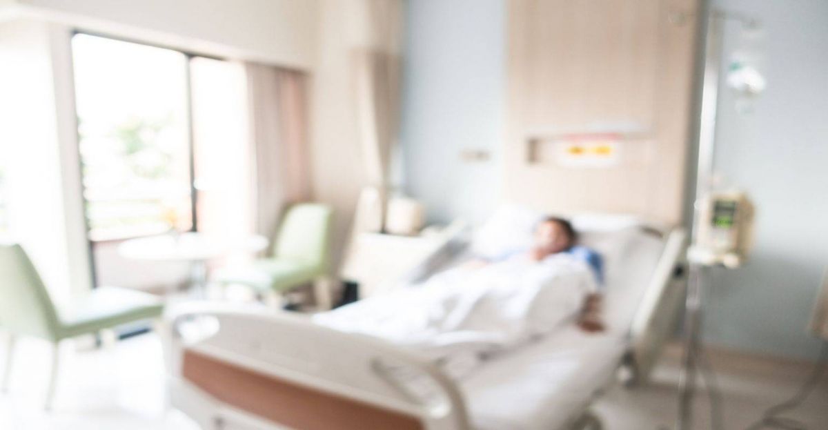 بالصورة – فنان لبناني يظهر فجأة على سرير المستشفى وجراحة عاجلة