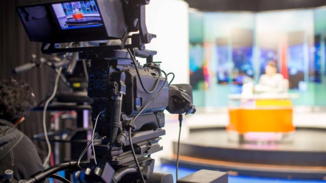 مذيعة شهيرة تنهي حياتها انتحاراً