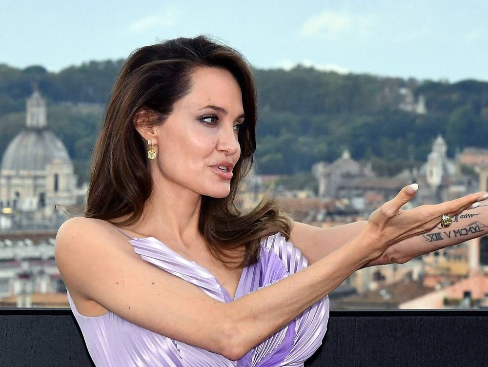 طبيب يستغل مرض أنجلينا جولي للاعتداء على مريضاته