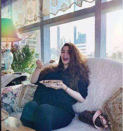 روان بن حسين بدون مكياج ومتعبة من الحمل