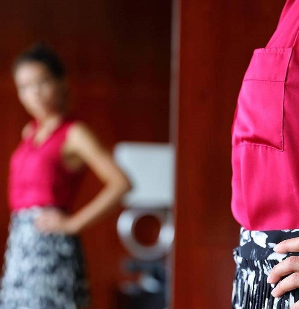 تعلمي طريقة تدليك لإزالة انتفاخ البطن في دقائق