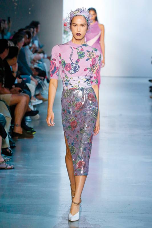 الأقمشة المعدنيّة اللمّاعة لأناقتك في المناسبات الصيفية